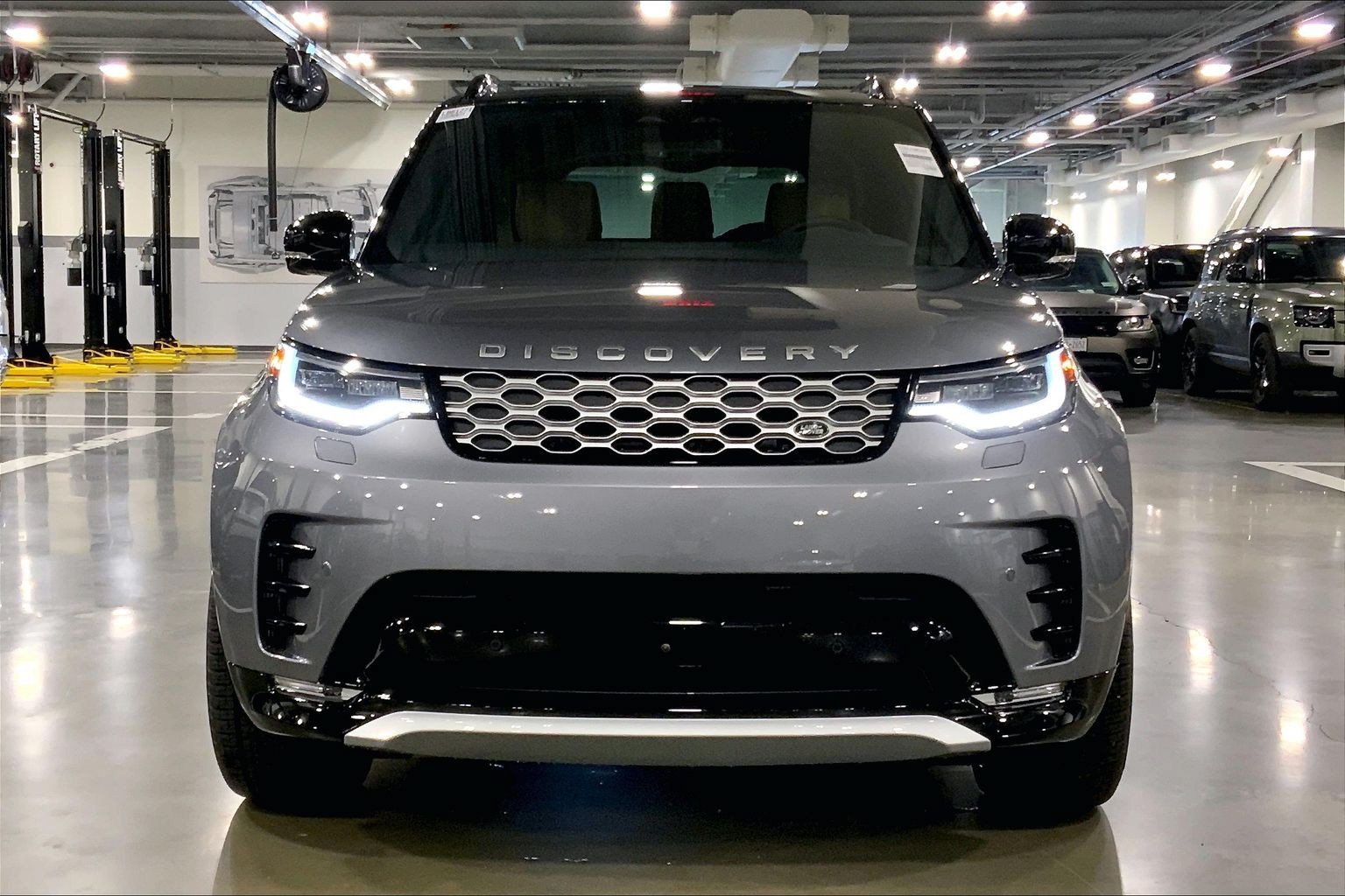 New 2026 Land Rover Discovery Limited Edition AWD/4WD image 3