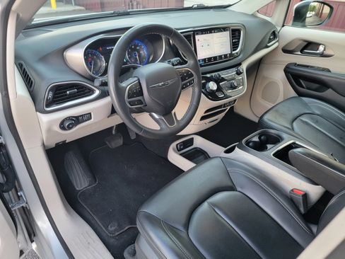 Used 2023 Chrysler Pacifica Touring-L FWD image 9