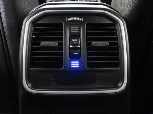 Certified 2026 Porsche Macan AWD/4WD image 32