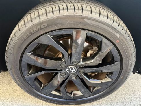 Used 2022 Volkswagen Taos SE w/ Panoramic Sunroof Package FWD image 27