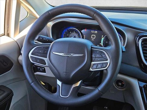 Used 2023 Chrysler Pacifica Touring-L image 11