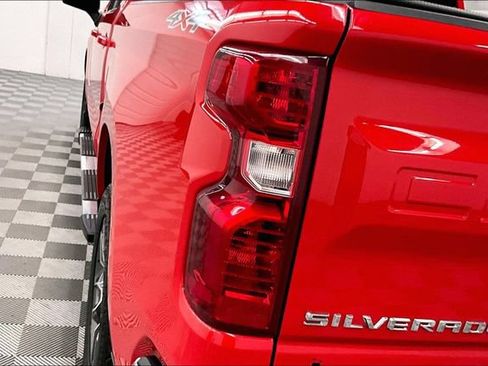 Used 2022 Chevrolet Silverado 1500 LT AWD/4WD image 35