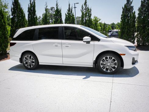 New 2026 Honda Odyssey Touring image 11