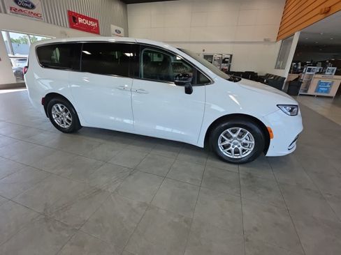 Used 2024 Chrysler Pacifica Touring-L FWD image 6