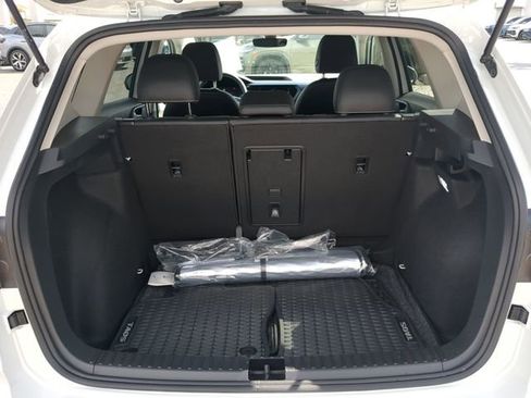 Certified 2024 Volkswagen Taos SE image 9