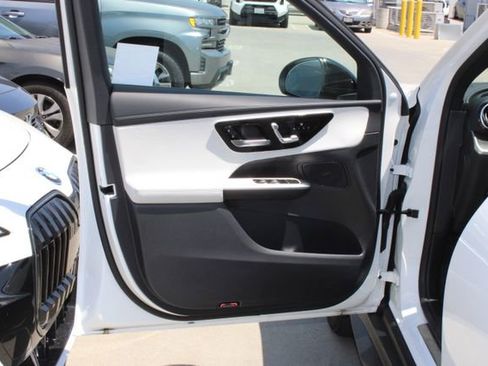 Used 2025 Mercedes-Benz GLC 300 image 11