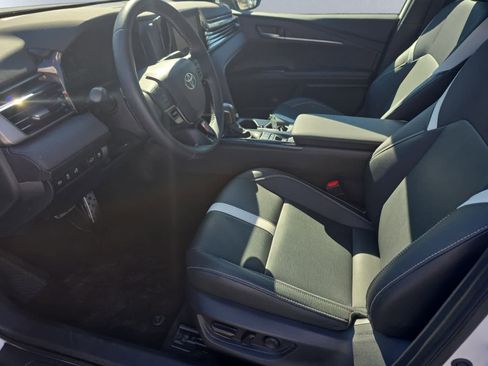 Used 2025 Toyota Camry SE FWD image 5