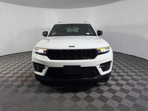 Used 2024 Jeep Grand Cherokee Altitude AWD/4WD image 3