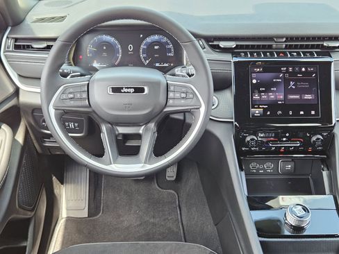 New 2025 Jeep Grand Cherokee Altitude image 27