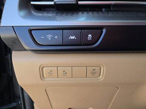 Used 2024 Kia Carnival LX image 20