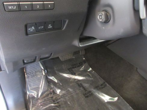 Used 2025 Lexus GX 550 w/ Cold Area Package AWD/4WD image 31