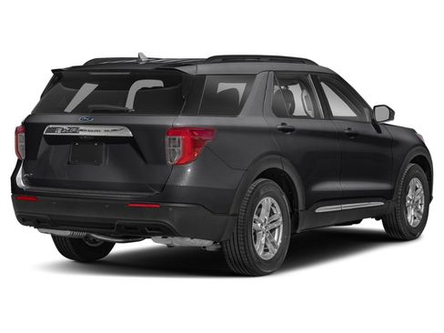 Used 2024 Ford Explorer XLT RWD image 2