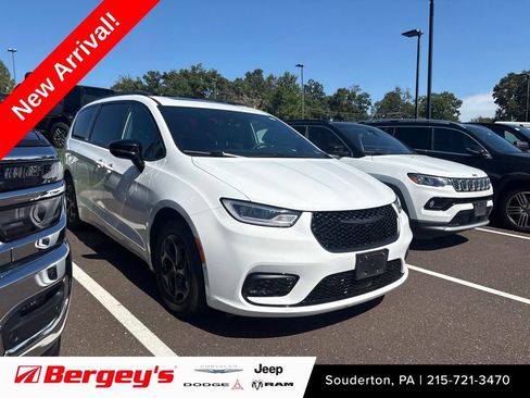 Used 2024 Chrysler Pacifica Premium FWD image 1
