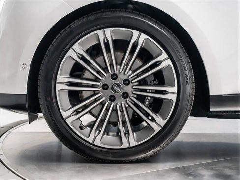 New 2025 Land Rover Range Rover Long Wheelbase Autobiography image 11
