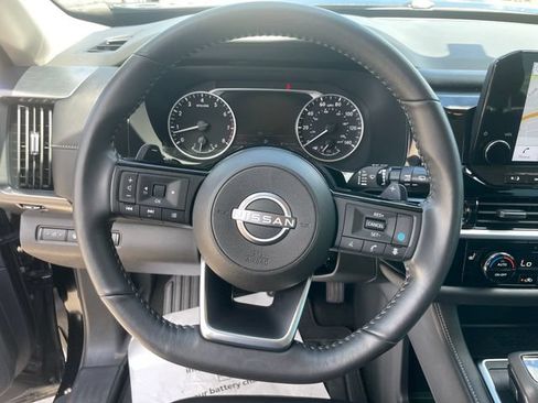 Used 2025 Nissan Pathfinder SL AWD/4WD image 25
