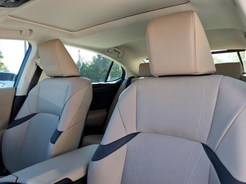 Used 2019 Lexus ES 300h w/ Luxury Package image 15