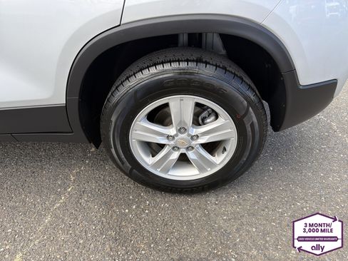 Used 2022 Chevrolet Trax LT w/ LT Convenience Package AWD/4WD image 26