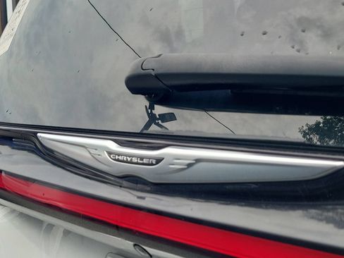 Used 2023 Chrysler Pacifica Touring-L FWD image 5