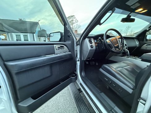 Used 2017 Ford Expedition Limited w/ Equipment Group 301A AWD/4WD image 14