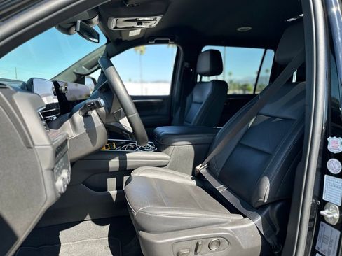 Used 2025 Chevrolet Suburban Z71 AWD/4WD image 5