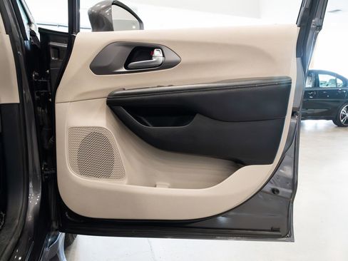 Used 2021 Chrysler Pacifica Touring-L FWD image 22