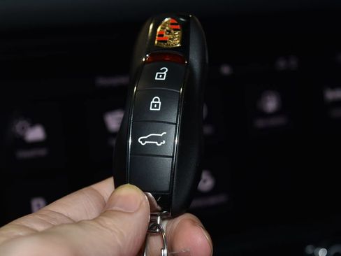 Certified 2024 Porsche Macan image 21