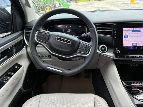 Used 2022 Jeep Wagoneer Series III AWD/4WD image 32