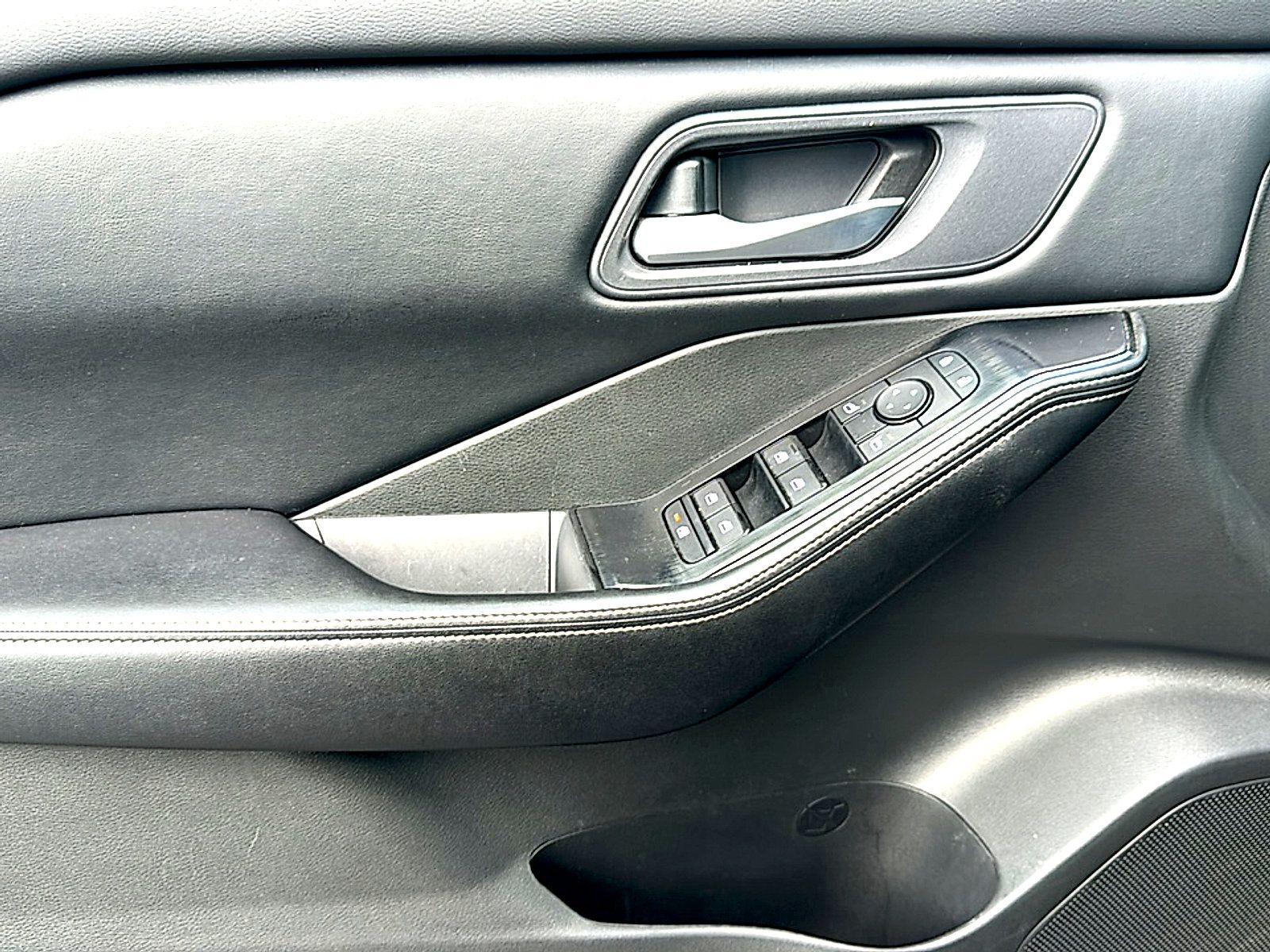 Used 2025 Nissan Rogue SV FWD image 16