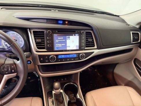 Used 2016 Toyota Highlander XLE image 12