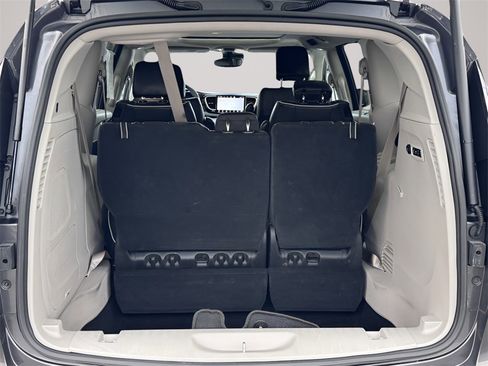 Used 2022 Chrysler Pacifica Limited image 21