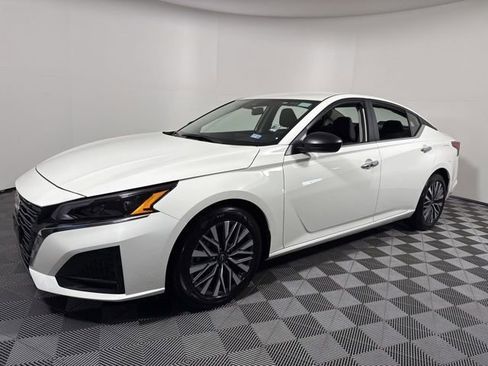 Used 2025 Nissan Altima 2.5 SV FWD image 2