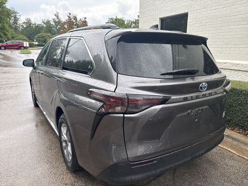 Used 2024 Toyota Sienna XLE FWD image 9