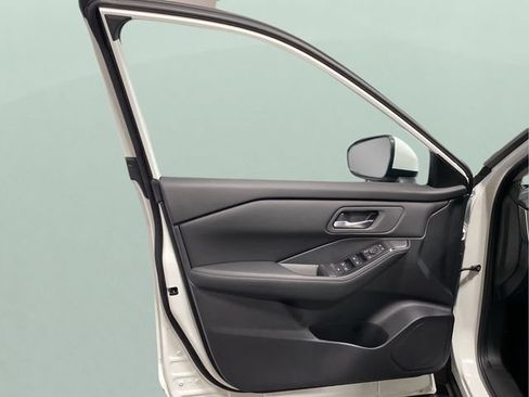 Certified 2025 Nissan Rogue SV AWD/4WD image 8