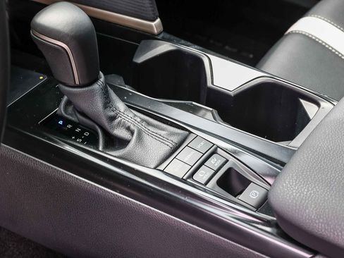 Used 2025 Toyota Camry SE image 22