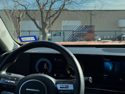 Used 2025 Hyundai Kona SEL image 34