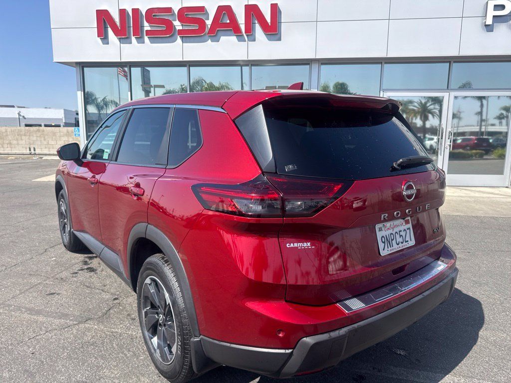 Used 2024 Nissan Rogue SV FWD image 2