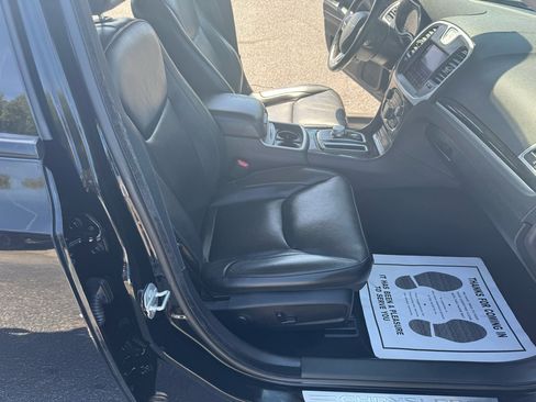 Used 2022 Chrysler 300 Touring L w/ Comfort Group image 13