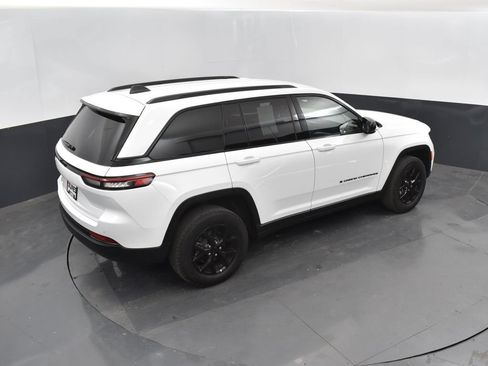 Used 2025 Jeep Grand Cherokee Altitude AWD/4WD image 34