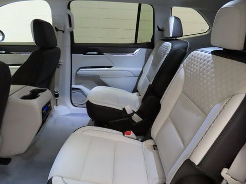 Used 2024 GMC Acadia Denali image 32