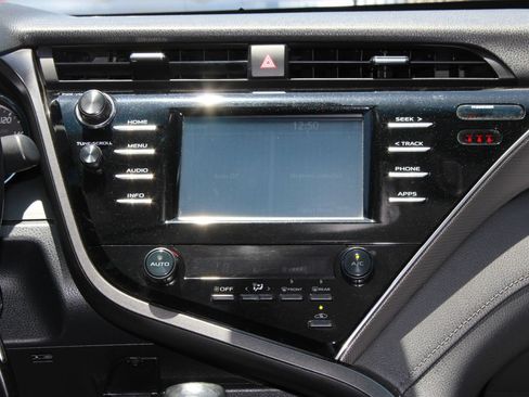 Used 2018 Toyota Camry SE FWD image 29