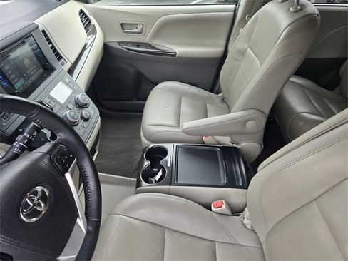 Used 2017 Toyota Sienna XLE image 21