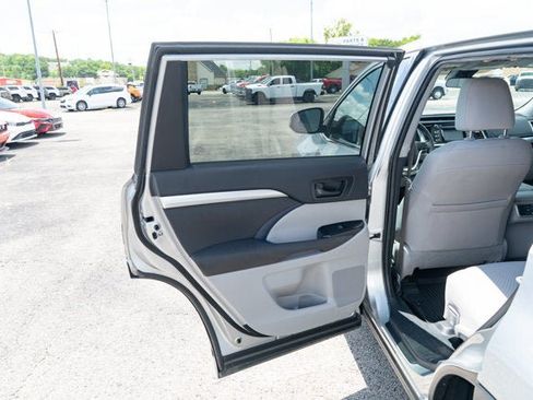 Used 2019 Toyota Highlander LE FWD image 11