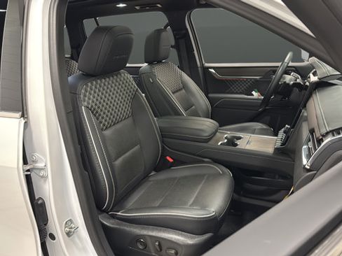 Used 2024 GMC Acadia Denali AWD/4WD image 24