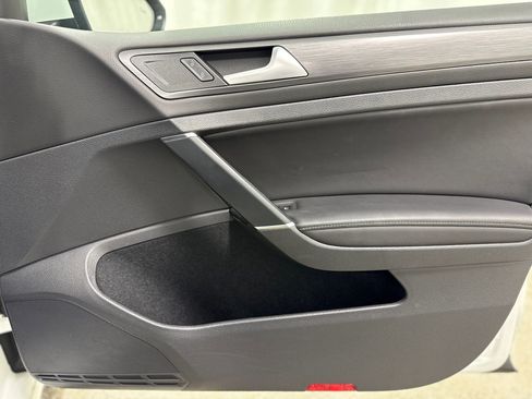 Used 2019 Volkswagen Golf SE image 25