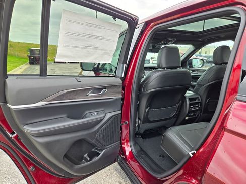 New 2025 Jeep Grand Cherokee Limited w/ Luxury Tech Group II image 27