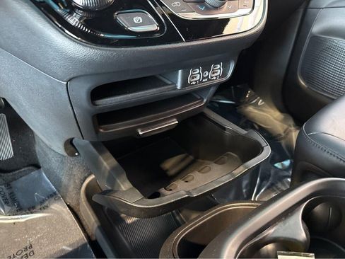 Used 2025 Chrysler Pacifica Select FWD image 28