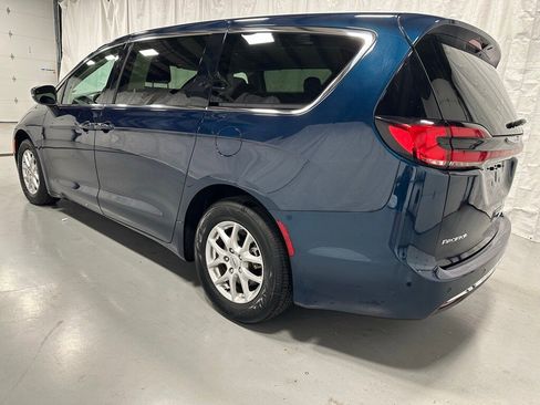 Used 2023 Chrysler Pacifica Touring-L image 5