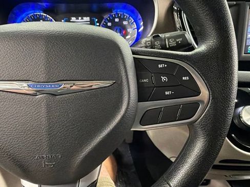 Used 2019 Chrysler Pacifica Touring Plus FWD image 23