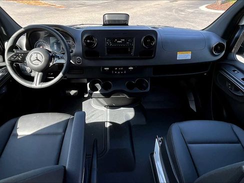 Used 2025 Mercedes-Benz Sprinter 2500 image 5