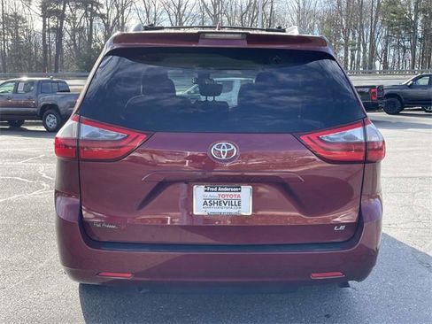 Used 2020 Toyota Sienna LE w/ LE Preferred Package image 4